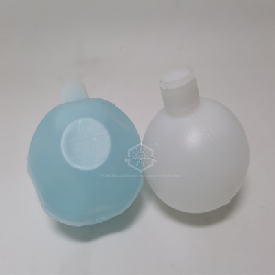 PCM ที่หุ้มห่อหุ้ม 65 มม. 5 ℃ลูกบอลทำความเย็นทรงกลม Hdpe สำหรับการจัดเก็บพลังงานความร้อน
